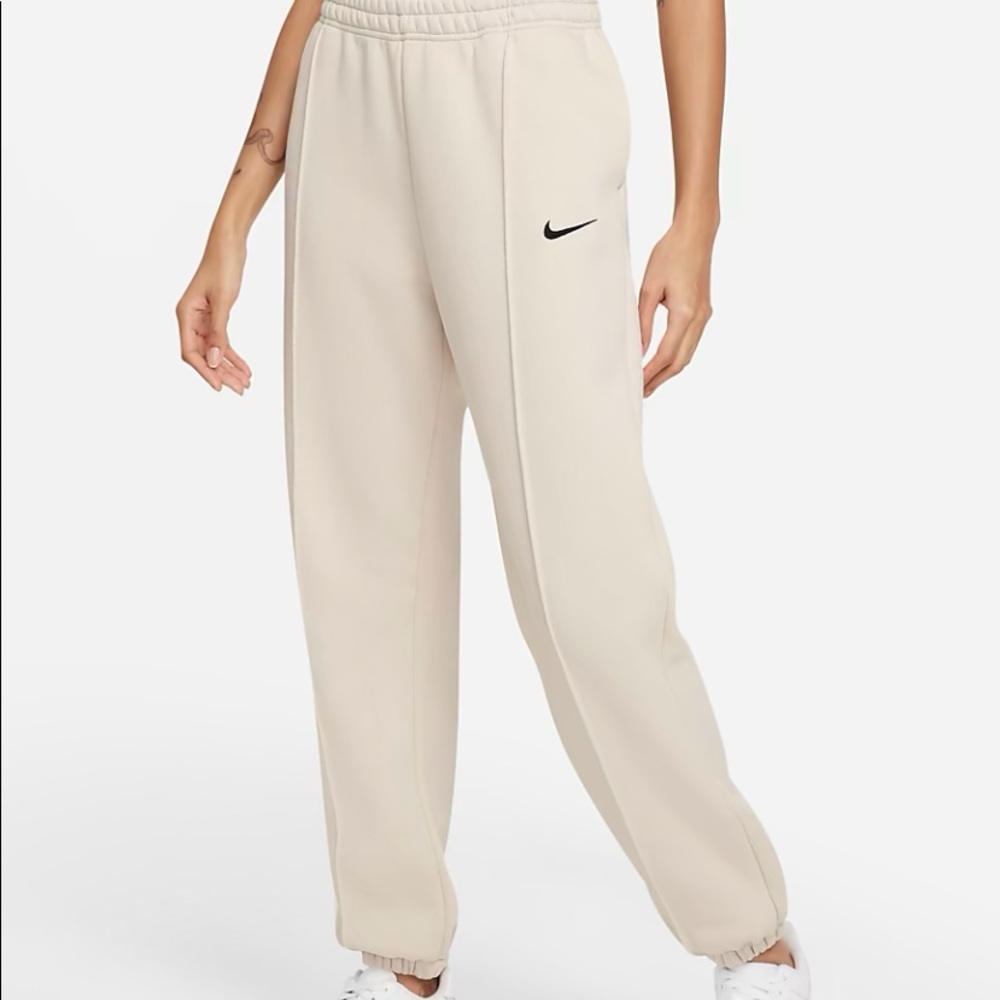 Nike Sportswear Collection Essentials
